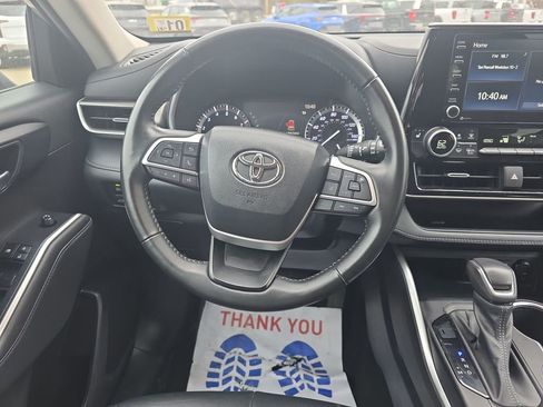 Used 2022 Toyota Highlander XLE AWD/4WD image 13