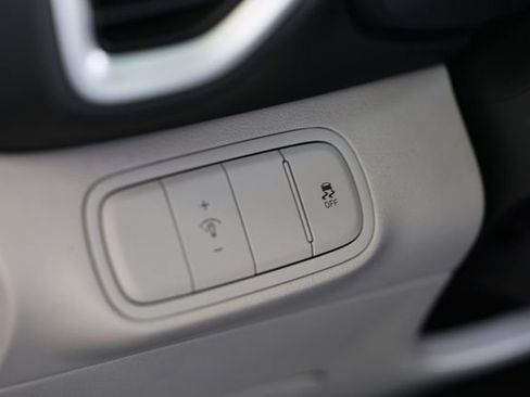 Used 2023 Hyundai Venue SEL FWD image 18