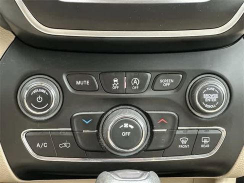 Used 2019 Jeep Cherokee Latitude w/ Popular Appearance Group image 14