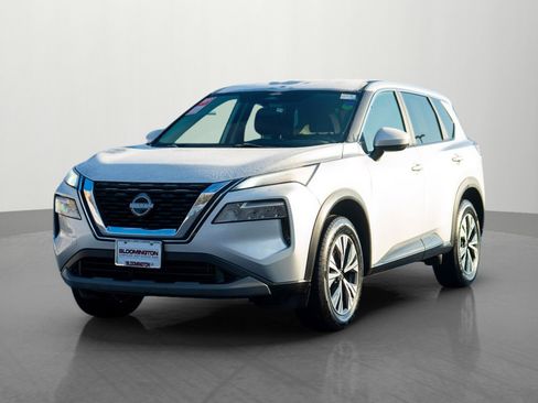 Used 2023 Nissan Rogue SV image 3