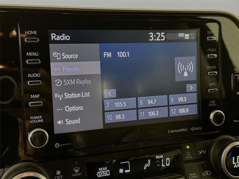 Used 2022 Toyota Highlander XLE AWD/4WD image 7