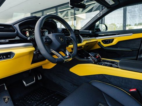 Used 2025 Lamborghini Urus SE AWD/4WD image 16