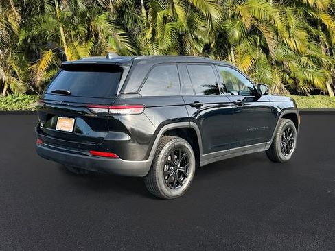 Used 2025 Jeep Grand Cherokee Altitude RWD image 5
