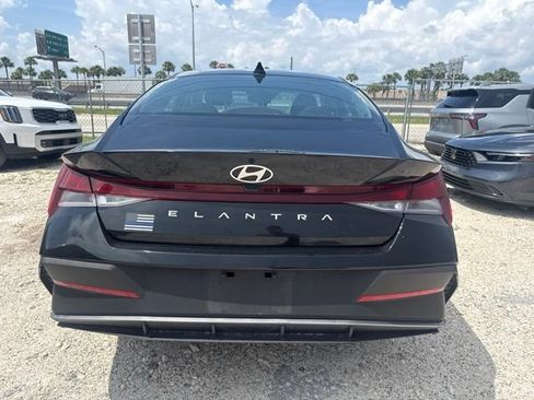 Used 2025 Hyundai Elantra SE w/ Cargo Package FWD image 6