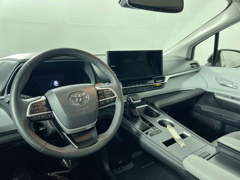 Used 2025 Toyota Sienna XLE image 30