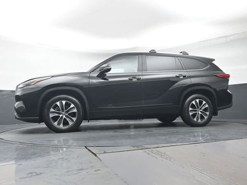 Used 2023 Toyota Highlander XLE image 28