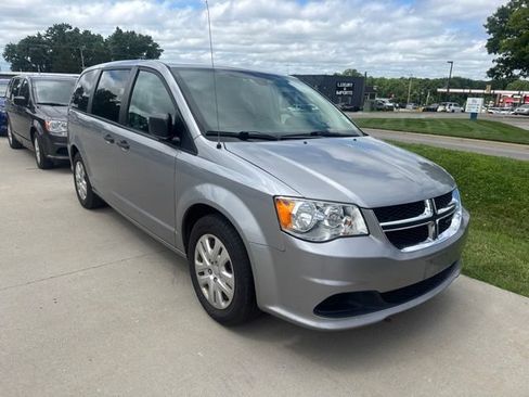 Used 2019 Dodge Grand Caravan SE w/ UConnect Hands-Free Group FWD image 4