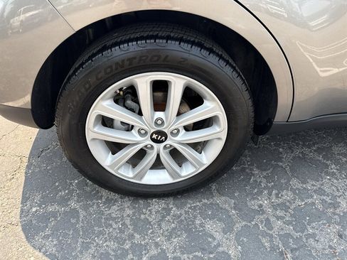 Used 2018 Kia Soul + FWD image 11