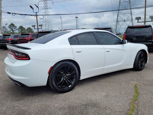Used 2017 Dodge Charger SE w/ Blacktop Package RWD image 6