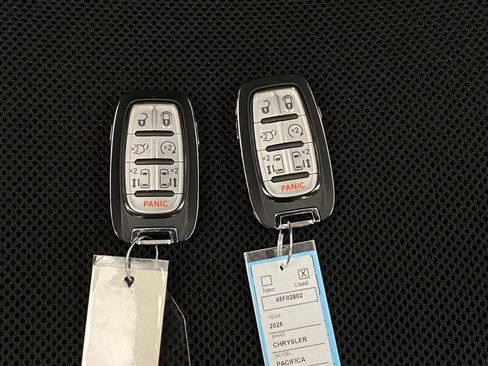 Used 2025 Chrysler Pacifica Select image 9