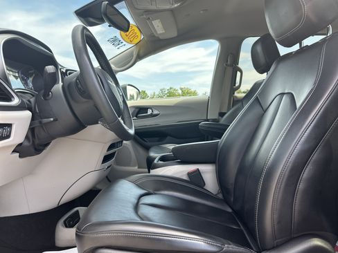 Used 2023 Chrysler Pacifica Touring-L FWD image 17