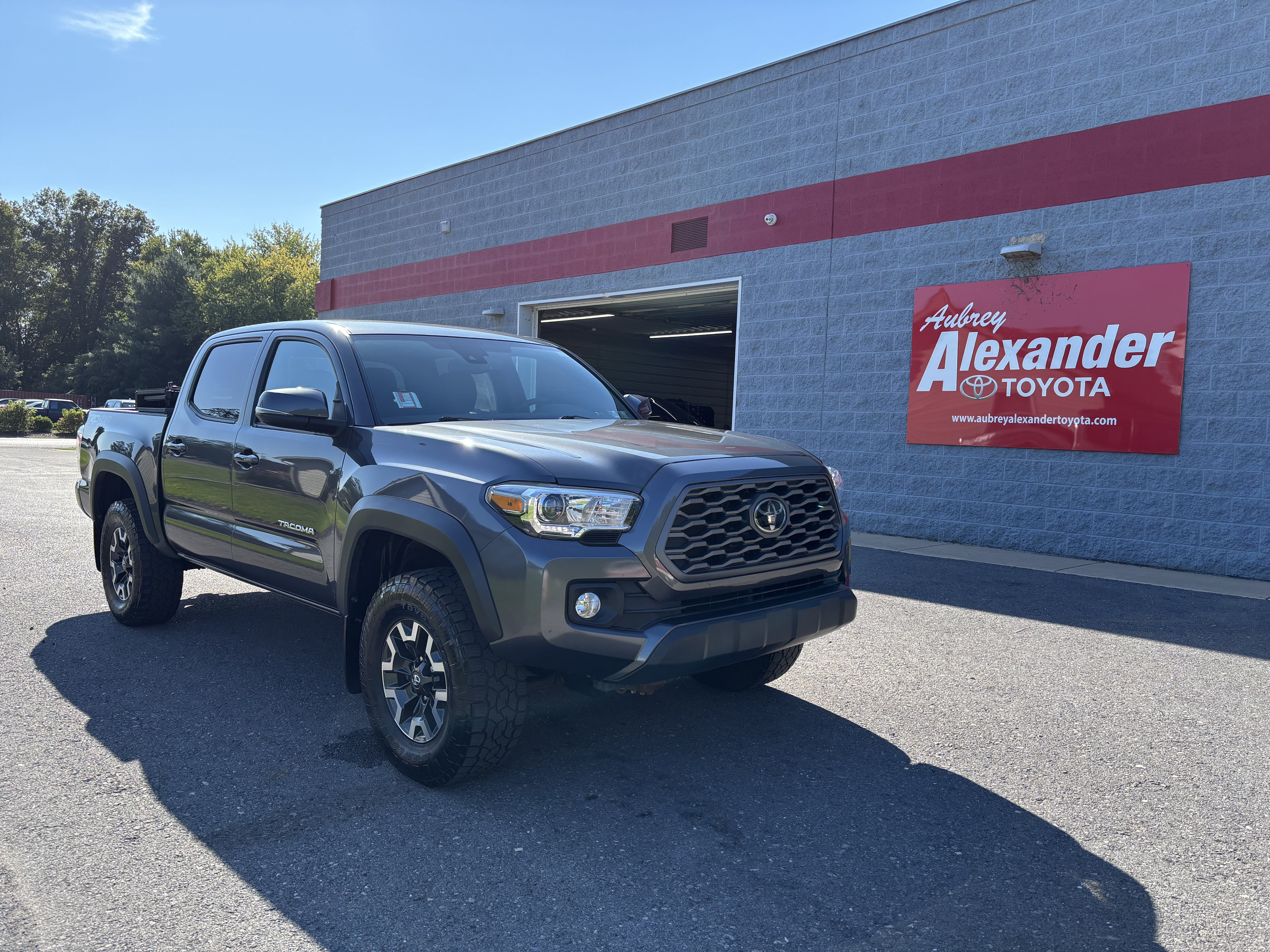 Used 2020 Toyota Tacoma TRD Off-Road AWD/4WD image 1