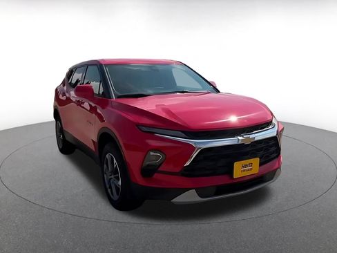 Used 2025 Chevrolet Blazer LT FWD image 3