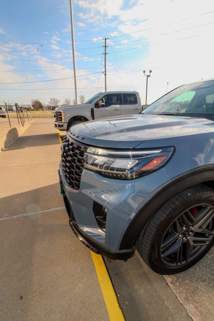 Used 2025 Ford Explorer ST-Line w/ ST-Line Street Pack AWD/4WD image 7