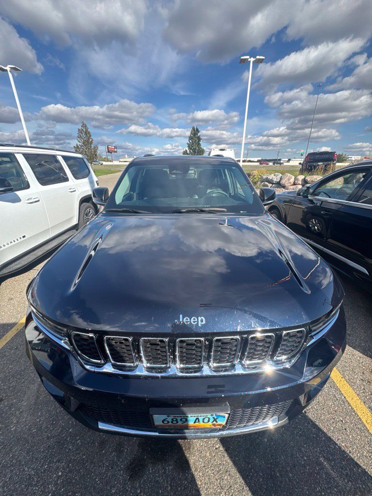 Used 2023 Jeep Grand Cherokee Limited AWD/4WD image 12
