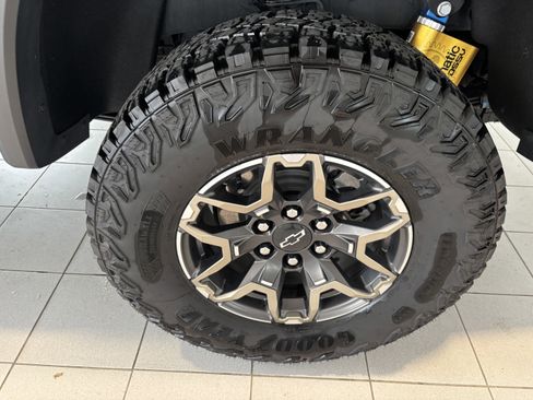 Used 2024 Chevrolet Colorado ZR2 w/ ZR2 Convenience Package III AWD/4WD image 6