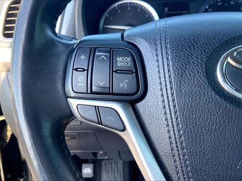 Used 2018 Toyota Highlander SE FWD image 24
