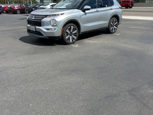 Used 2025 Mitsubishi Outlander SE AWD/4WD image 1