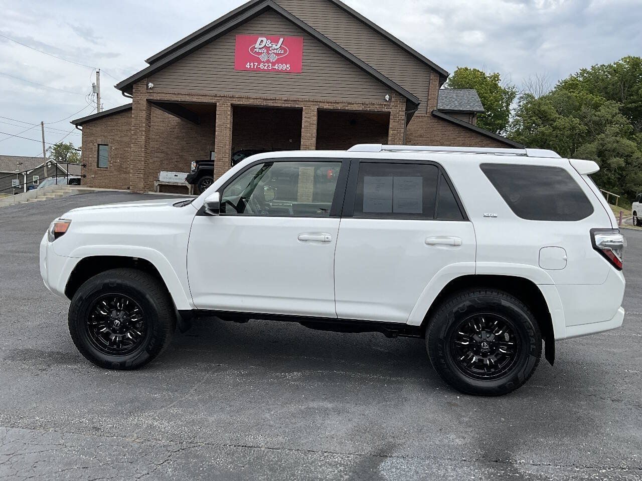 Used 2015 Toyota 4Runner SR5 w/ Four Season Floor Mat Package AWD/4WD image 4
