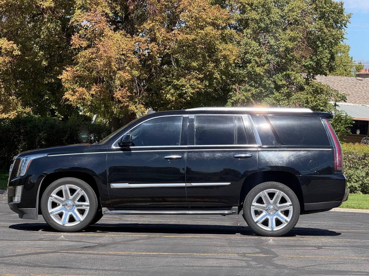 Used 2015 Cadillac Escalade Luxury AWD/4WD image 2