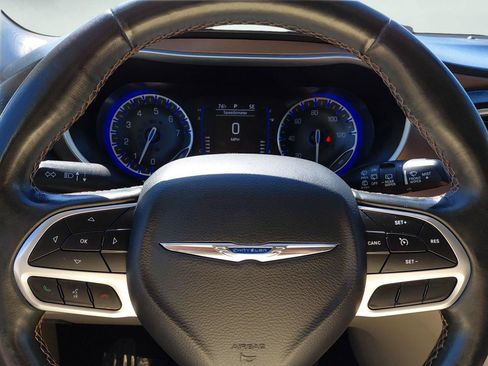 Used 2019 Chrysler Pacifica Touring-L FWD image 36