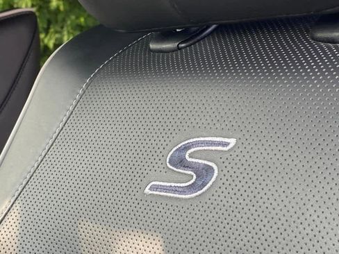 Used 2023 Chrysler Pacifica Limited w/ Uconnect Theater Family Group image 15