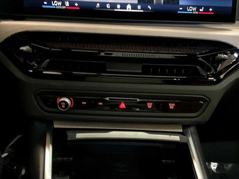 Used 2025 BMW 330i Sedan w/ Premium Package image 36