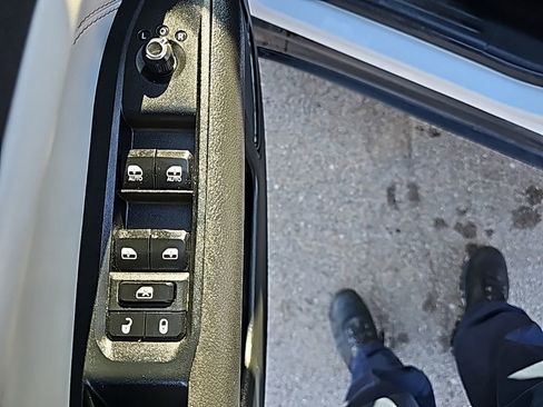 Used 2025 Jeep Compass Limited image 11