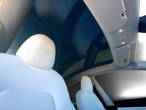 Used 2022 Tesla Model Y Long Range image 17