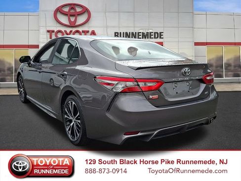 Used 2018 Toyota Camry SE w/ Convenience Package FWD image 4