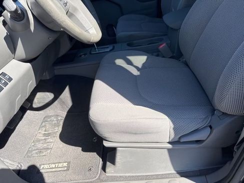 Used 2021 Nissan Frontier SV w/ Midnight Edition Floor Mats AWD/4WD image 17