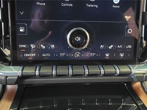 Used 2025 GMC Yukon XL Denali AWD/4WD image 24