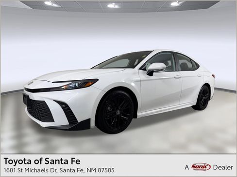 Used 2025 Toyota Camry SE FWD image 1