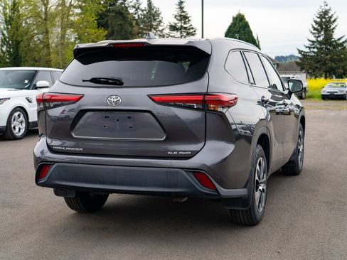 Used 2022 Toyota Highlander XLE AWD/4WD image 9