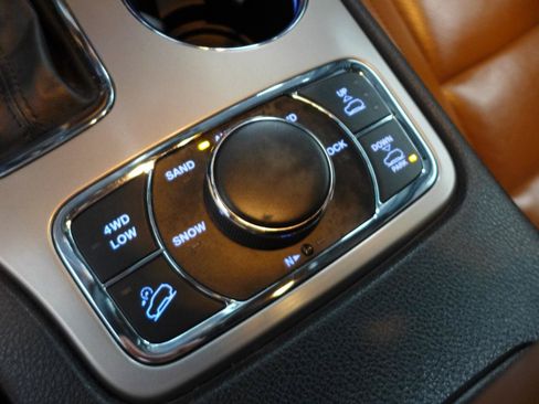 Used 2021 Jeep Grand Cherokee Overland AWD/4WD image 38