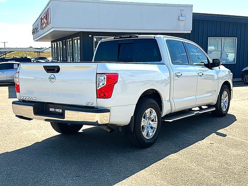 Used 2019 Nissan Titan SV image 8