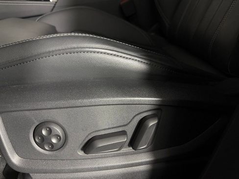 Used 2024 Audi Q5 e Premium Plus w/ Premium Plus Package image 25