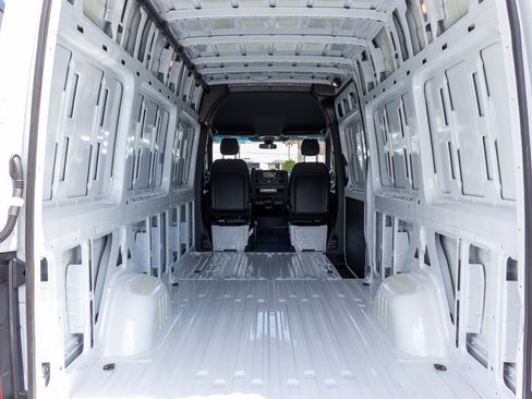 Used 2024 Mercedes-Benz Sprinter 2500 image 11