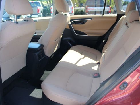 Used 2019 Toyota RAV4 LE w/ Carpet Mat Package AWD/4WD image 8