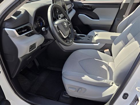 Used 2023 Toyota Highlander LE image 13