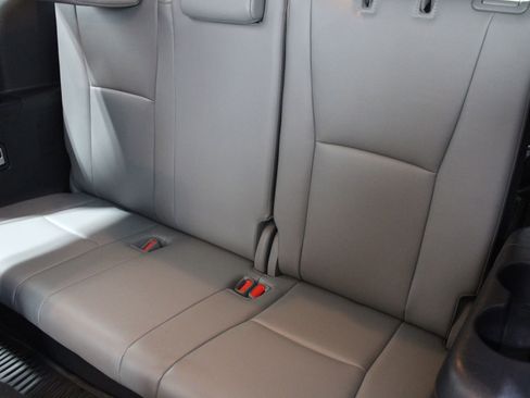 Used 2022 Toyota Highlander XLE AWD/4WD image 19
