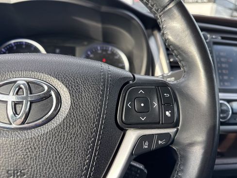 Used 2019 Toyota Highlander XLE image 18