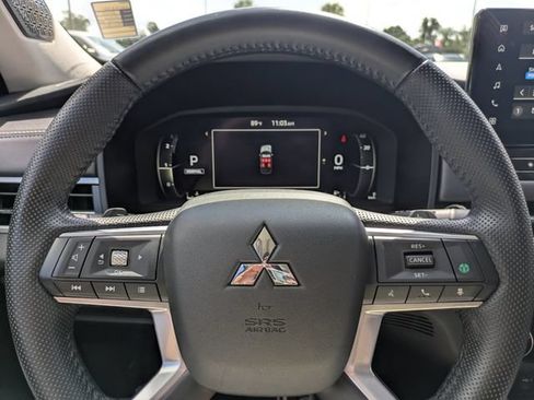 Used 2025 Mitsubishi Outlander SE AWD/4WD image 29