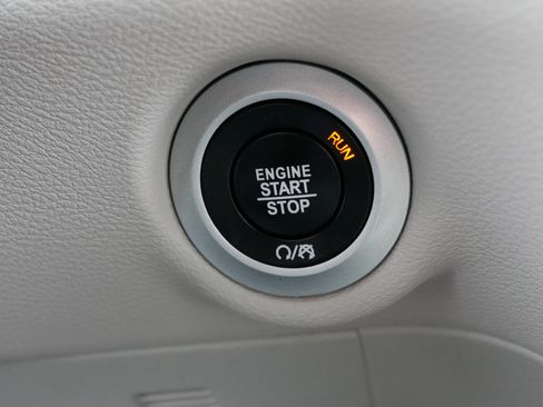 Used 2017 Chrysler Pacifica Touring-L FWD image 30