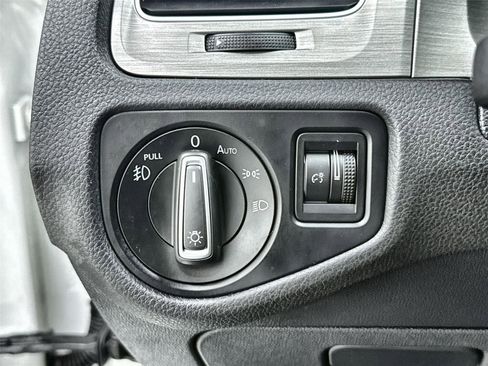 Used 2016 Volkswagen Golf SE image 21