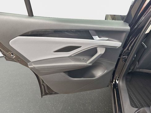 New 2025 Volkswagen Tiguan SE image 11