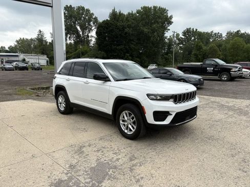 Used 2023 Jeep Grand Cherokee Laredo w/ Luxury Tech Group I AWD/4WD image 3