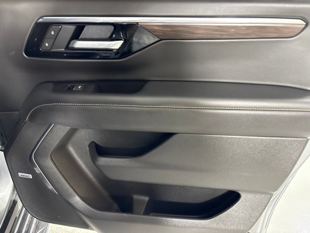 Certified 2025 Chevrolet Suburban Premier RWD image 21