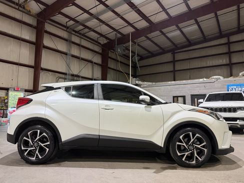 Used 2019 Toyota C-HR XLE FWD image 4