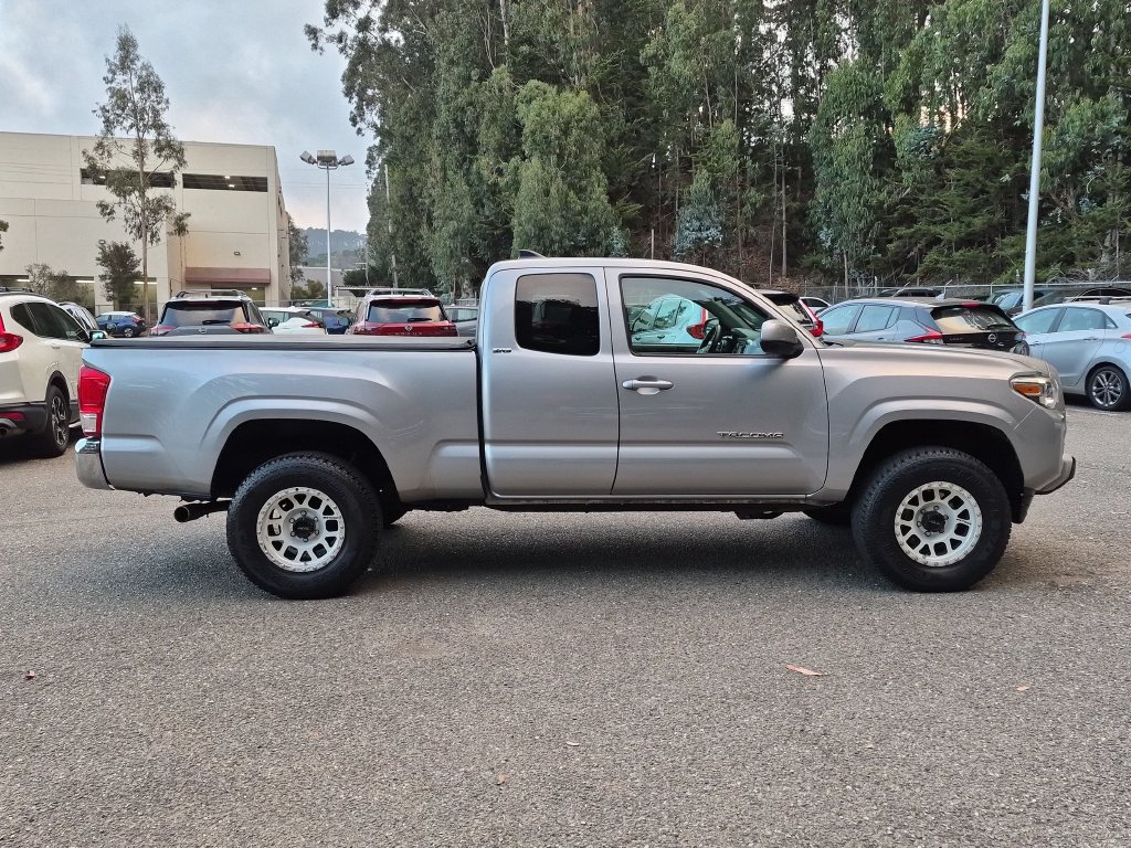 Used 2016 Toyota Tacoma SR5 w/ Towing Package AWD/4WD image 4